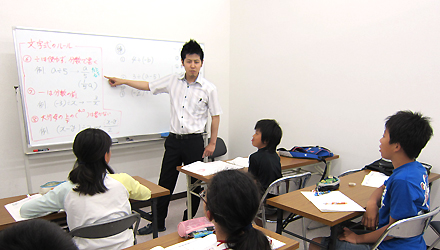 少人数・個別指導の長谷塾　選べる学習システム　少人数クラス授業風景